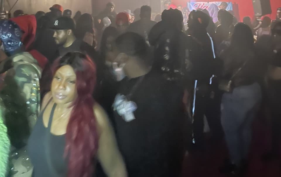 Desmantelan 3 fiestas clandestinas ilegales con cientos de asistentes en NYC