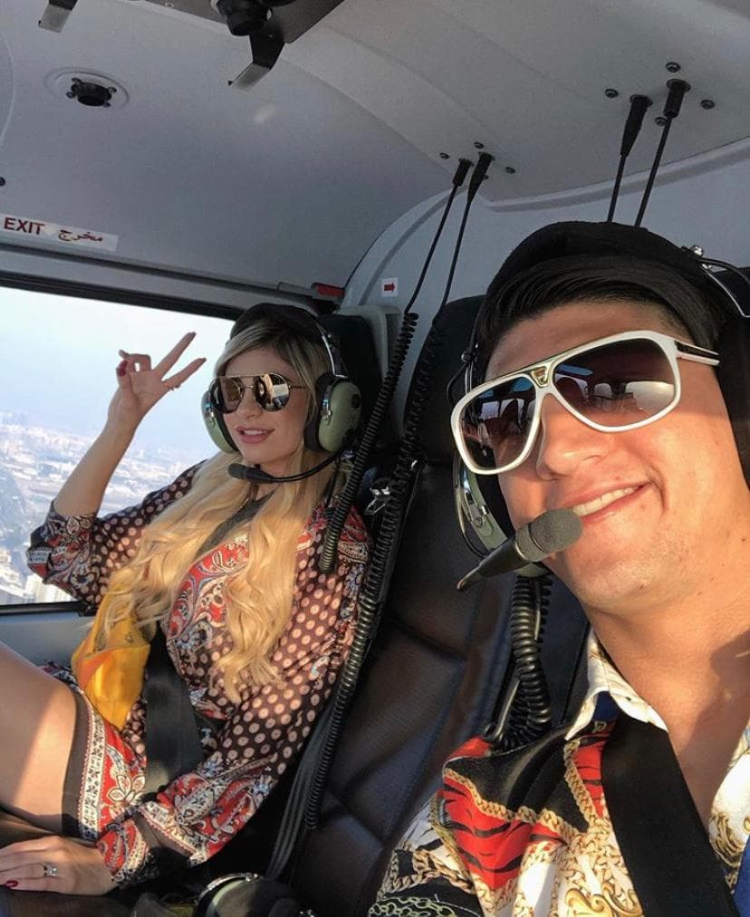 <b>Camisa Versace</b>
<br>Una de sus marcas favoritas es la de Versace, pues el jugador así viaja junto a su pareja.