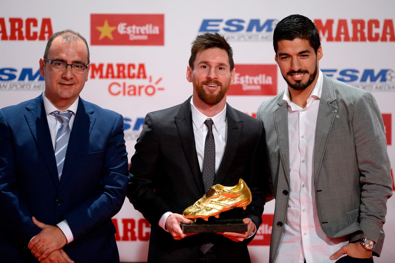 Messi también estuvo arropado por sus compañeros Luis Suárez, Andrés Iniesta y Sergio Busquets, y por el presidente del FC Barcelona, Josep Maria Bartomeu, para recoger su premio.