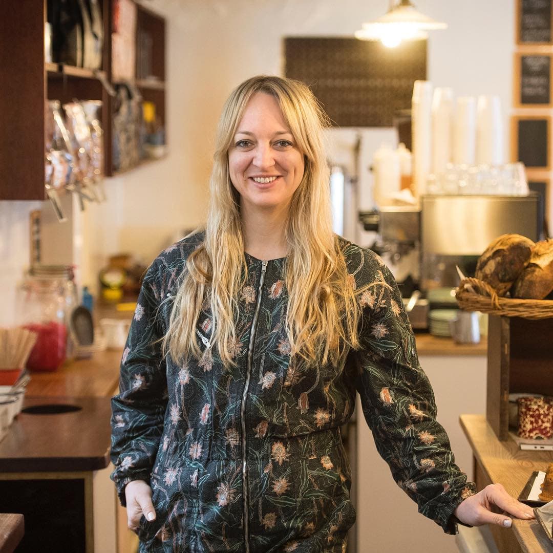 Su moderna pastelería se encuentra en el barrio Hackney, al noreste de la ciudad y fue inaugurada en 2010.