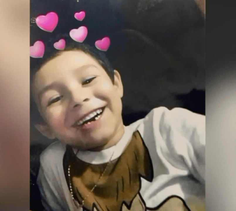 De acuerdo con las autoridades, la madre dijo a los oficiales que Duke no había sido visto durante más de una semana. Las autoridades buscaron de inmediato en el área y detuvieron a la mujer por no haber reportado sobre la desaparición del pequeño.