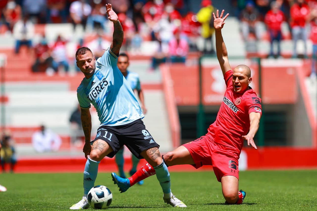 Toluca se impone en su casa ante Tigres 2-1 durante la segunda Jornada del Apertura 2021. Guido Pizarro abrió el marcador a los 27 minutos a favor de los de la UANL, pero Raúl López Gómez igualó el partido a los 33' y Alexis Canelo sumó gol para aventajar a los locales (84'). Fue Braian Zamudio quien sentenció el partido así los 'Diablos Rojos' suman tres puntos en el Grita México.
