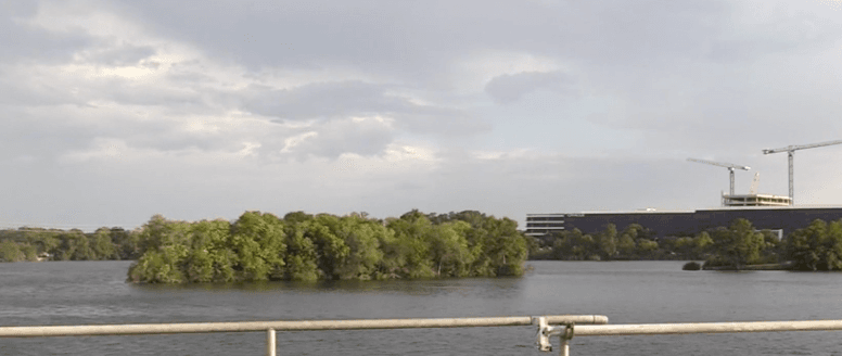 La planta Holly se encuentra en su fase final de desmantelamiento antes de que la tierra sea transferida de Austin Energy a las manos del Departamento de Parques y Recreación.