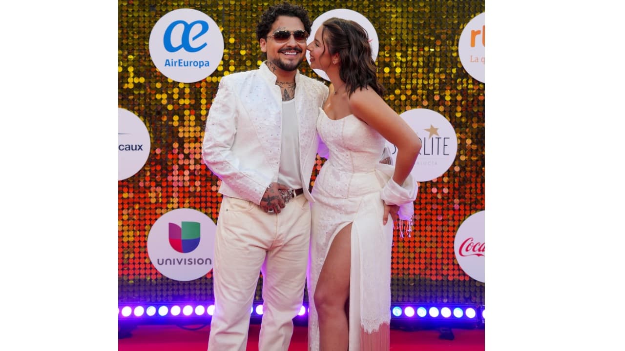 Nodal y Ángela Aguilar se dejaron ver muy sonrientes.