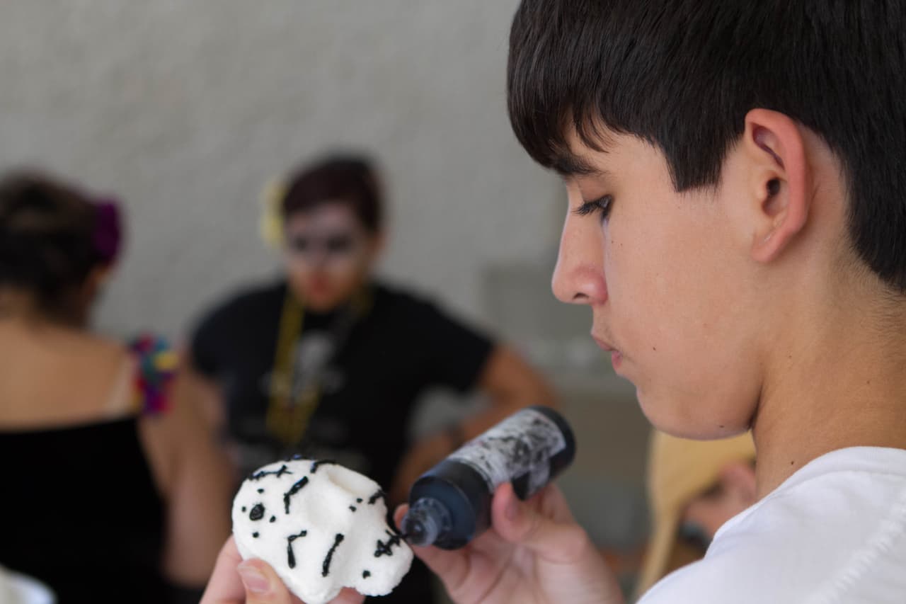 Altares, música, piñatas, papel picado, exhibición de autos antiguos, calaveras, pan de muerto y caritas y manitas pintadas hicieron parte del evento del 'Día de los Muertos' organizado en el Centro Cultural Mexico-Americano de Austin.