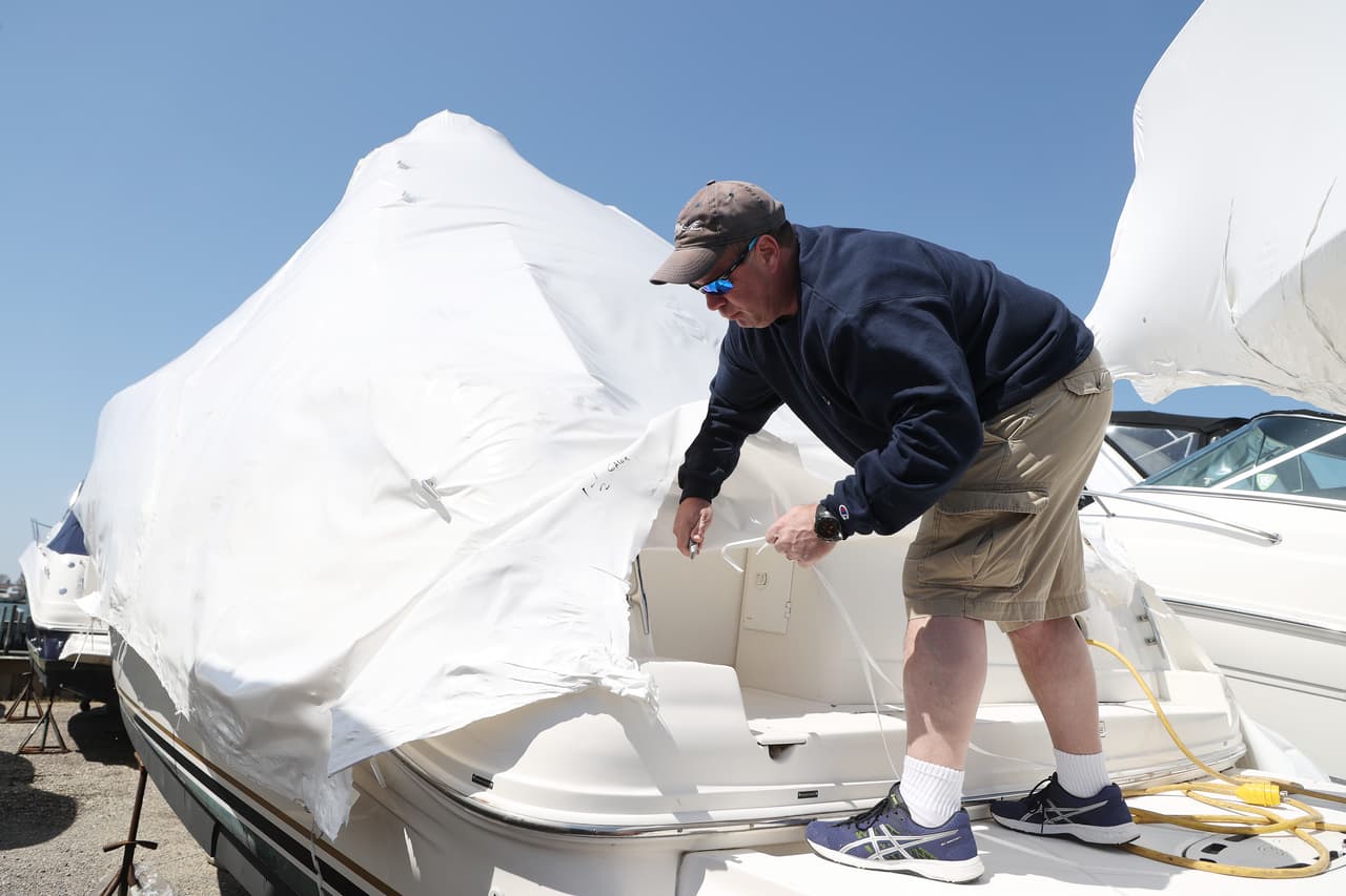 Jim Pillig of Merrick destapa su bote en Blue Water Yacht Club en Merrick, Nueva York.