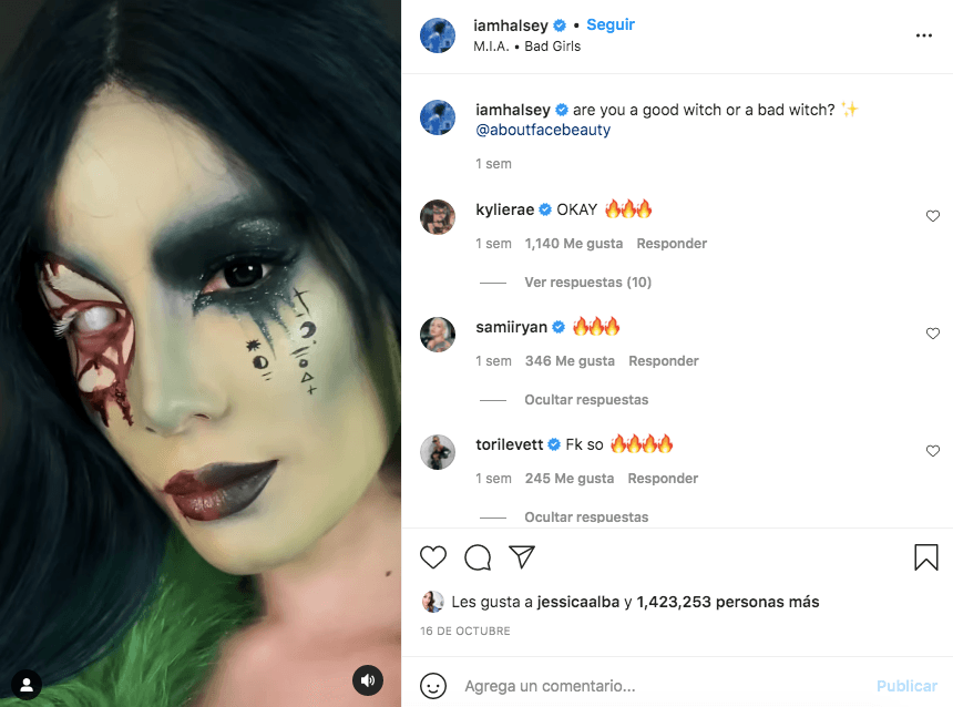 La cantante compartió este look el 16 de octubre de 2021 y aprovechó para promocionar su línea de maquillaje 'about-face beauty', productos con los que realizó su look.
