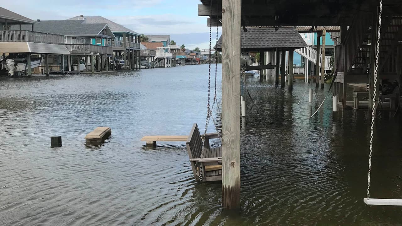 La llegada de la
<a href="https://www.univision.com/temas/tormentas-tropicales">tormenta tropical</a> Beta comienza a observar su impacto en la isla de Galveston, al sureste de Texas.