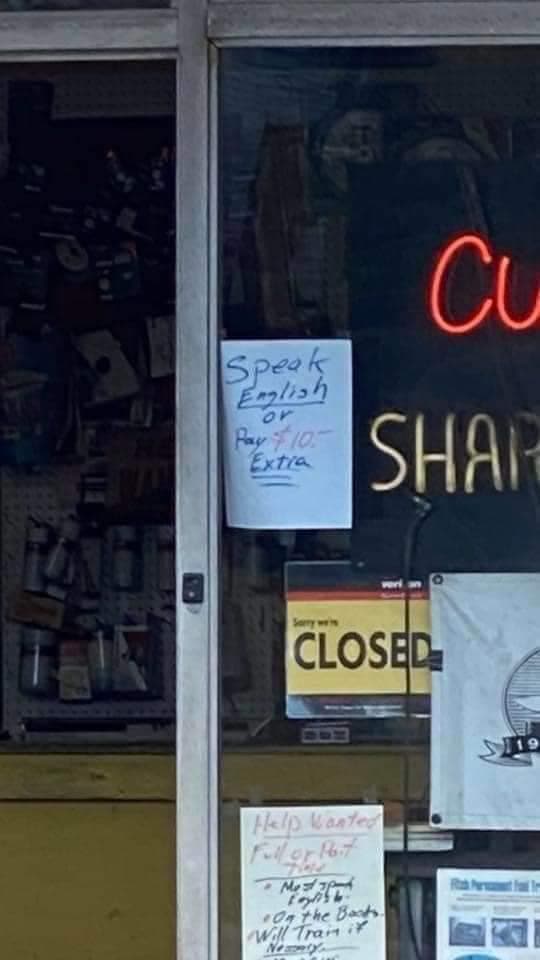 "Hable inglés o pague 10 dólares extra", el aviso que pegó un empresario luego que un cliente le habló en español