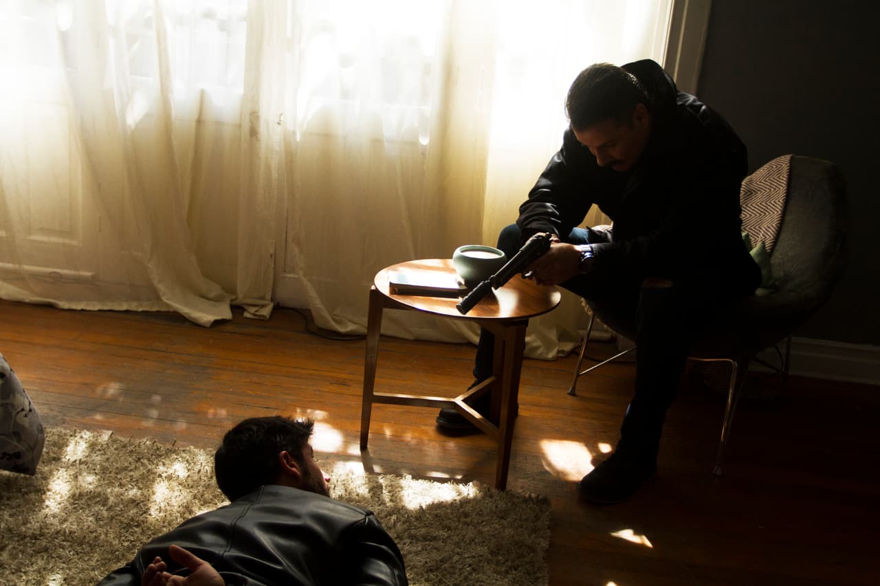 A pesar de estar en peligro de muerte, el agente de la DEA no traicionó su amor por Yolanda y no le dio su información.