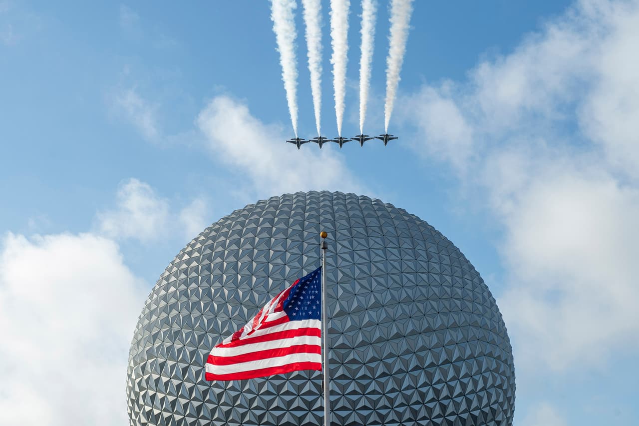 El escuadrón de Demostración Aérea de Estados Unidos sobrevoló EPCOT en Disney Florida, en homenaje a los héroes caídos.