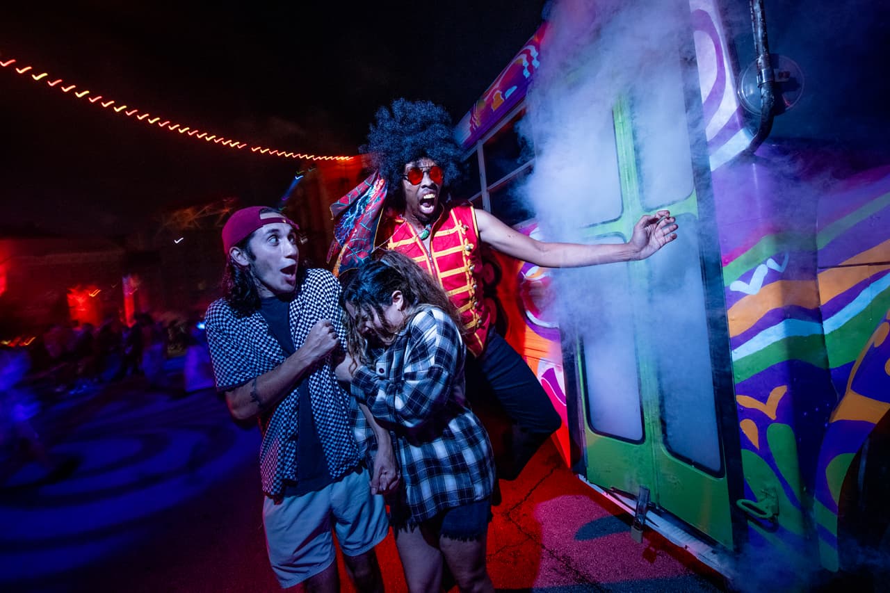 Además de las casas embrujadas, los trabajadores de Universal intentarán asustarte en tu recorrido.
<a href="https://www.universalorlando.com/hhn/en/us?_gl=1*1by1ta*_gcl_au*OTYzNDg4OTI2LjE2OTY2ODk3NjI.&_ga=2.74450002.1346357014.1696689762-1511804994.1696689762" target="_blank">Más información aquí.</a>