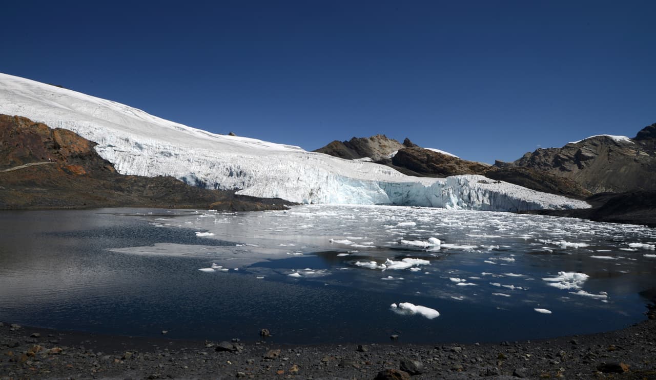 El cambio climático reciente está impactando de forma grave a este parque, que se observa particularmente a través de sus glaciares. Desde los años 30, los glaciares se redujeron un 30% y 151 de estos bloques de hielo de tamaño menor a un kilómetro cuadrado han desaparecido en los 30 años desde el primer inventario exhaustivo realizado.