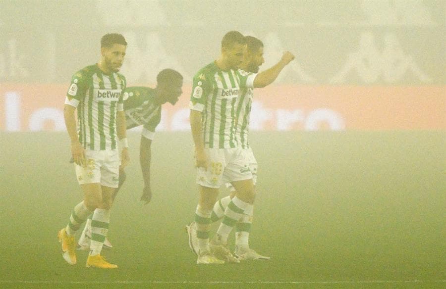 Con tres goles y en tiempo extra, el Real Betis deja en el camino a la Real Sociedad y pasan a Cuartos de Final de la Copa del Rey. Con doblete de Sergio Canales y gol de Borja Iglesias, los béticos superan a los blanquiazules. El mexicano Diego Lainez es titular en el encuentro.