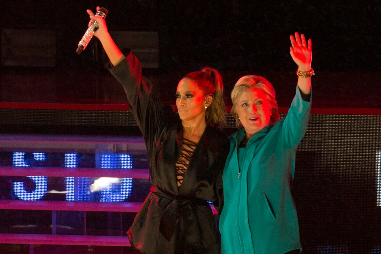 La candidata agradeció a todos la asistencia, por estar allí a pesar de la lluvia intermitente que cayó durante todo el evento.