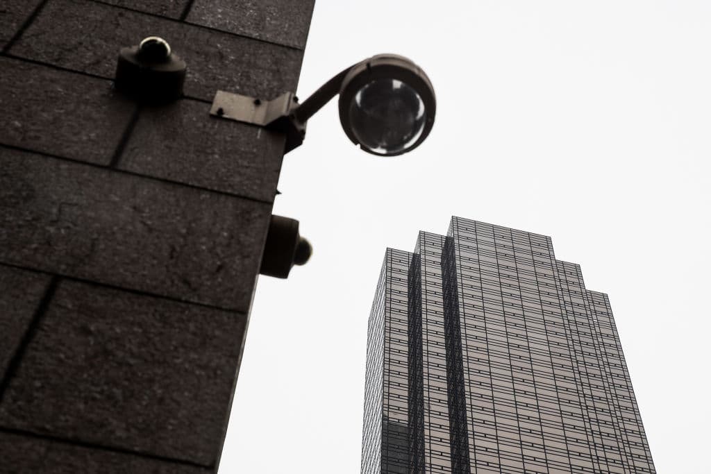 "Los problemas de
<a href="https://www.univision.com/temas/racismo">racismo</a> y
<a href="https://www.univision.com/temas/discriminacion">discriminación sistémicos</a> de la policía de Nueva York están bien documentados, al igual que los prejuicios de la tecnología contra las mujeres y las personas de color. El uso de FRT con imágenes de miles de cámaras en toda la ciudad corre el riesgo de amplificar la actuación policial racista, el acoso a los manifestantes, e incluso podría conducir a detenciones erróneas", afirma el reporte de AI.