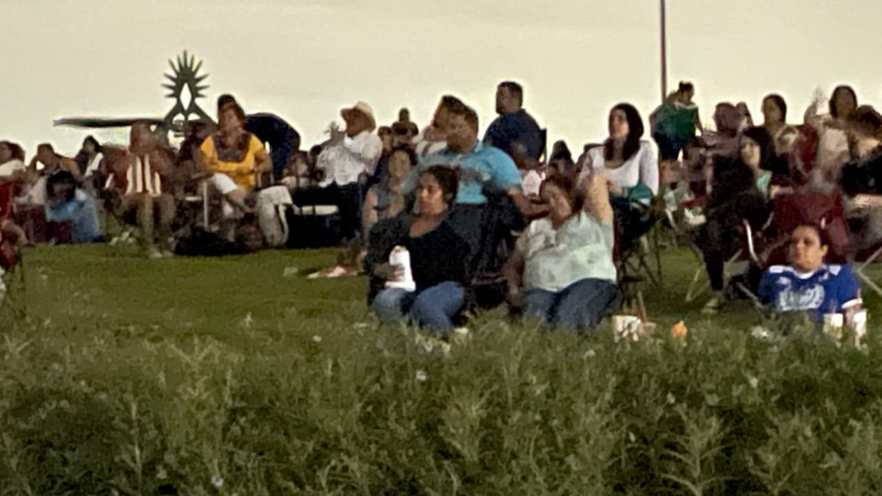 <a href="https://www.milleroutdoortheatre.com/" target="_blank">Miller Outdoor Theatre</a> se localiza en el
<a href="https://www.google.com/maps/place/Miller+Outdoor+Theatre/@29.7191812,-95.3908568,17z/data=!3m2!4b1!5s0x8640bf86a79badf1:0x95f8746f492c7575!4m5!3m4!1s0x8640bf8610f2bff9:0x7f80b1e418005cfb!8m2!3d29.7191812!4d-95.3886681?hl=en" target="_blank">6000 Hermann Park Drive, Houston, Texas 77030. </a>