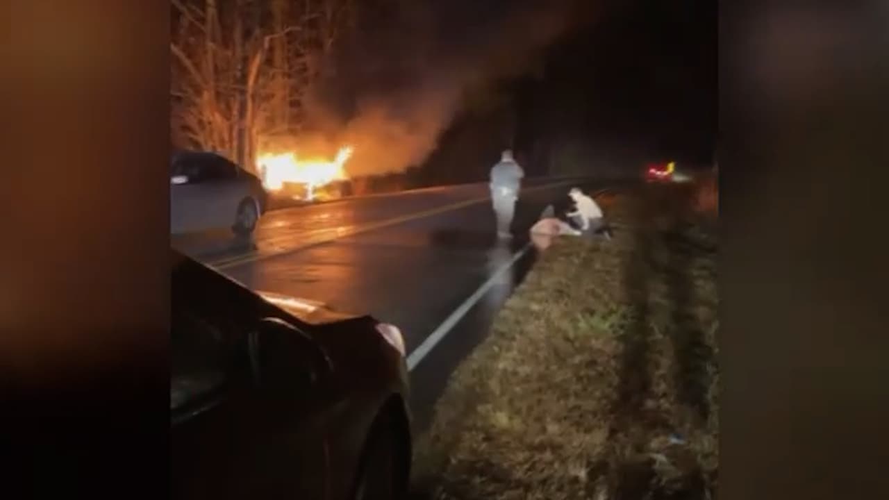 Joven rescata a un oficial de una patrulla encendida en llamas