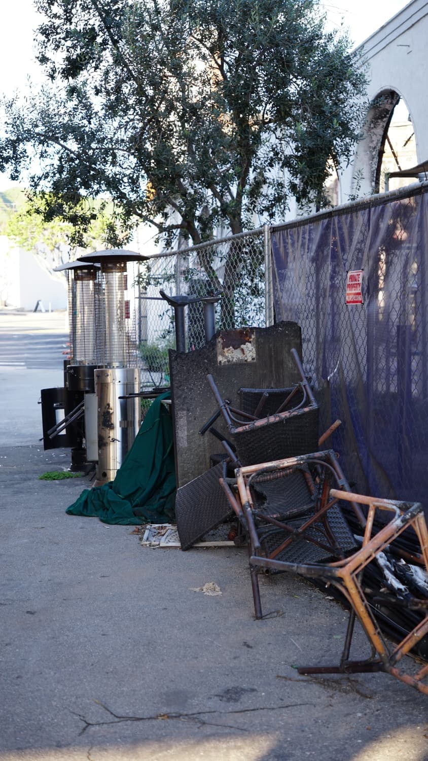 Las autoridades declararon que los escombros fueron retirados, pero los residentes señalan que la limpieza no se ha completado en numerosas áreas.