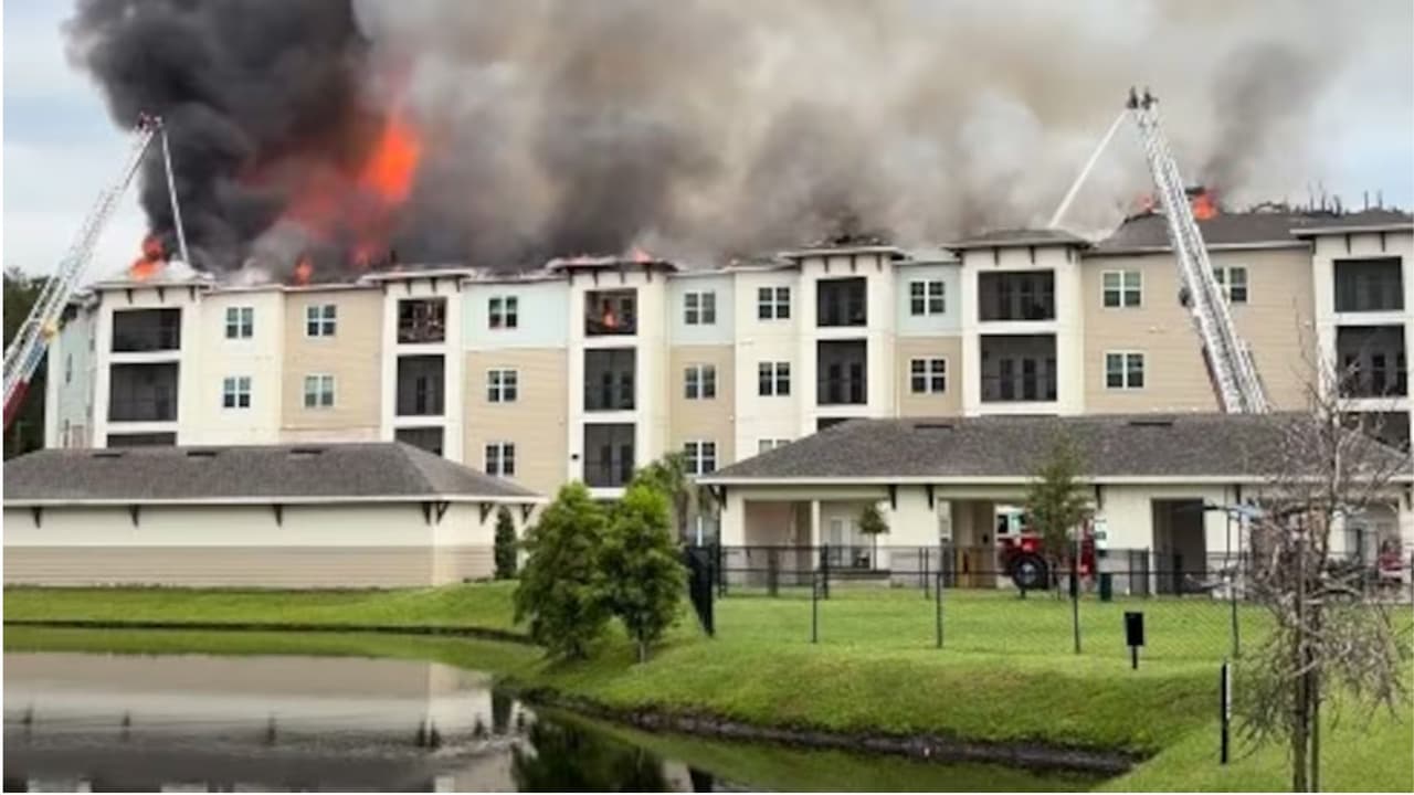 Incendio de tres alarmas destruye edificio en Wesley Chapel: 200 quedan desplazados