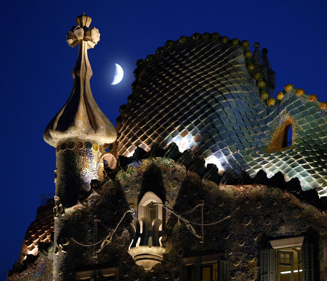 Otro dato interesante del santo es que el legendario arquitecto Gaudí se inspiró en la historia de 'Sant Jordi' para crear uno de los edificios modernistas que sin duda es uno de los más emblemáticos de Barcelona, la Casa Batlló.