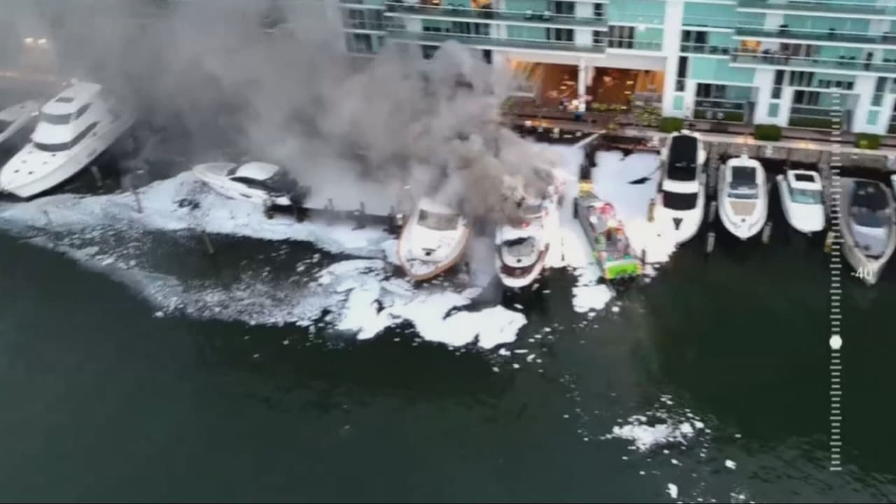 Incendio de gran magnitud consume varios botes de lujo en una marina de Sunny Isles Beach