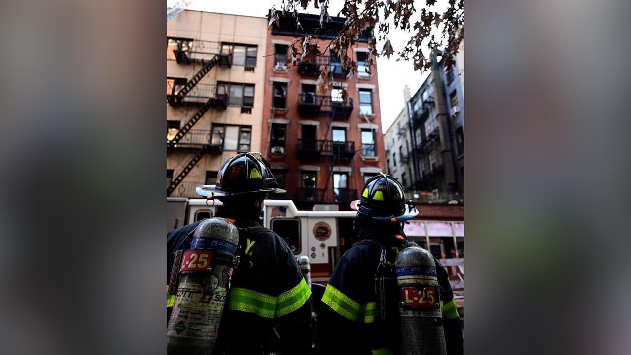 Incendio en Upper East Side deja 3 bomberos heridos y un civil