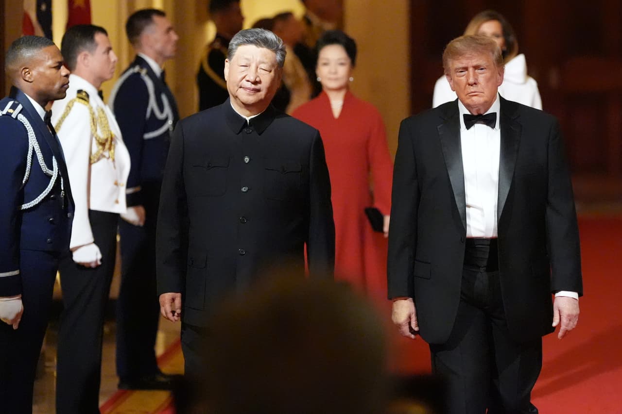 El presidente Donald Trump llega junto al presidente chino Xi Jinping, la primera dama Melania Trump y Peng Liyuan durante una cena de Estado en honor del presidente chino Xi Jinping en el Salón Este de la Casa Blanca, el jueves 24 de septiembre de 2026, en Washington.