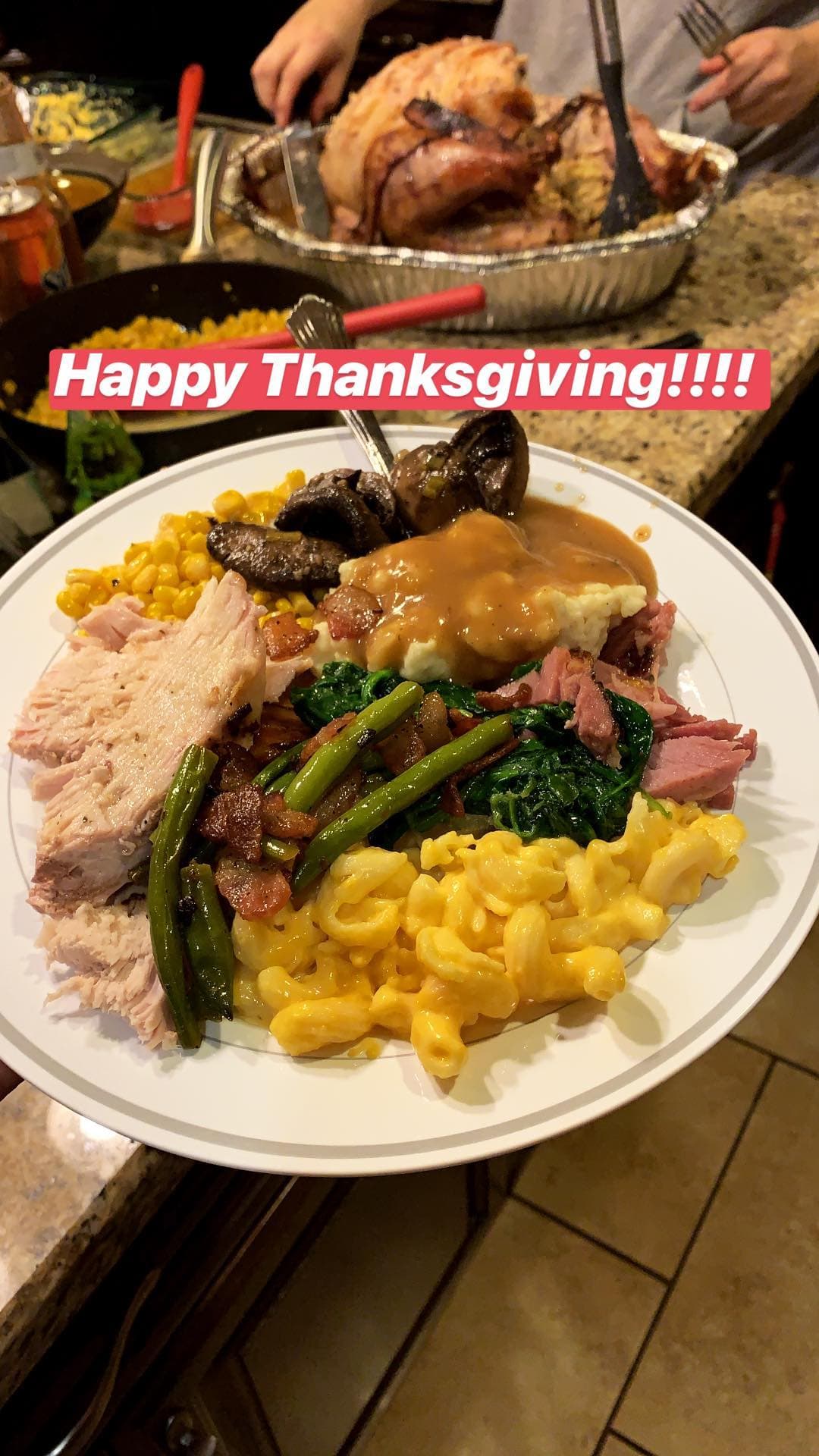 Lorenzo Méndez, novio de Chiquis, compartió en su Instagram la imagen del pavo que la 'Princesa de la banda' preparó por primera vez para celebrar Thanksgiving. El cantante bromeó con sus seguidores diciendo que era la "hora de la verdad" para ver si Chiquis pasaba la prueba de la cocina.