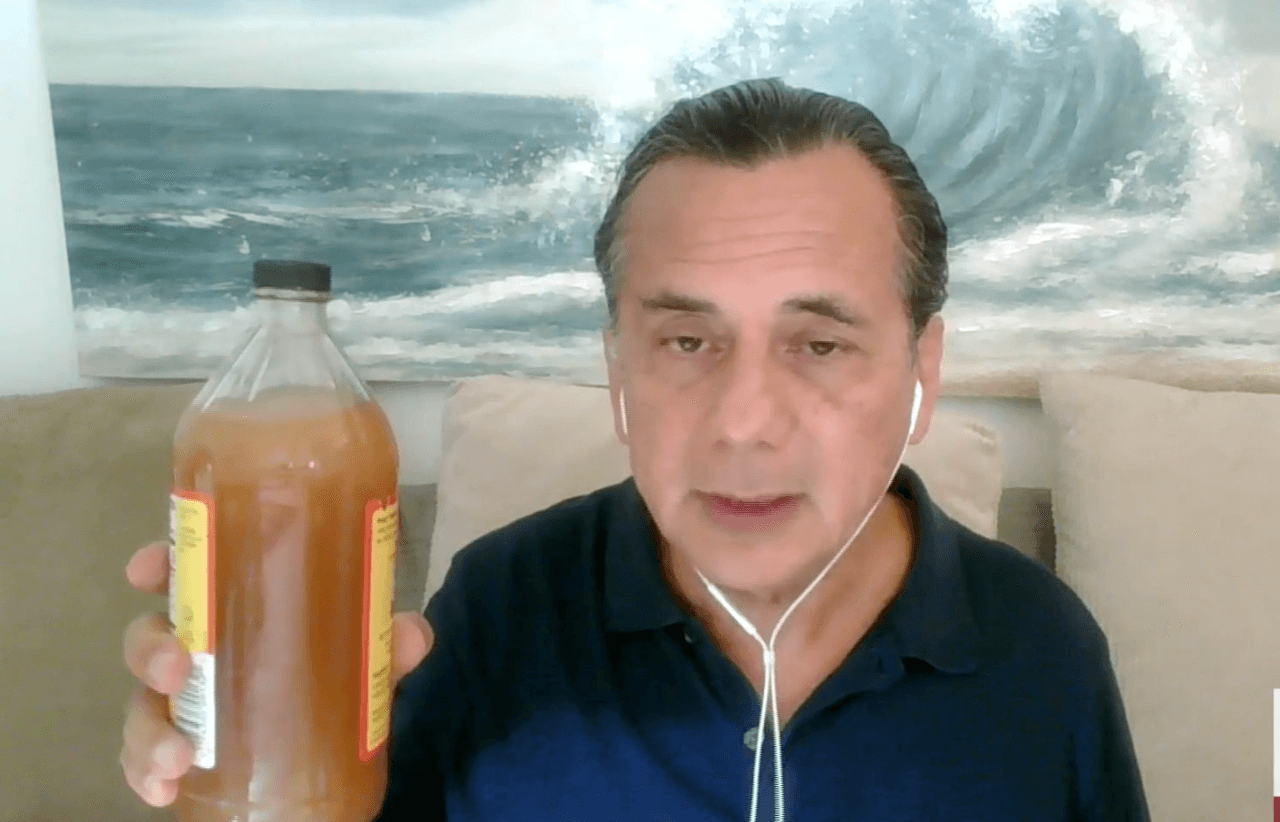 Por otro lado, el vinagre de manzana “es otro excelente digestivo. Yo recomendaría primero los remedios caseros previos, si estos no han sido suficientes y no han funcionado, entonces tenemos el vinagre de manzana. Este sí es un ácido, pero aquí estamos pensando que non estamos alcanzando a digerir lo que nos comimos entonces vamos a aprovechar el vinagre de manzana con una cucharadita a una cucharada. Eso sí, suelten mucha agua porque no queremos causar irritación gástrica”.