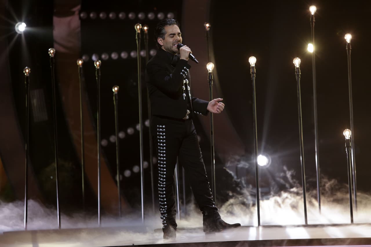 Chaparro volvió a escena con un segundo performance, aquí cantó 'De qué me sirve el cielo', el tema de la reciente película en la que actúa.