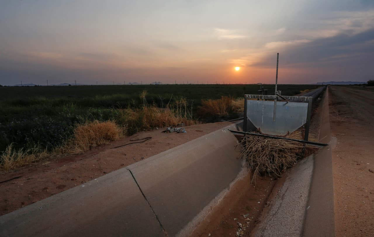Un canal de riego que atraviesa tierras cultivadas por Tempe Farming Co., en Casa Grande, Arizona, sin agua. Los recortes en el suministro del río Colorado el próximo año serán un golpe para los productores de algodón, cebada y ganado.