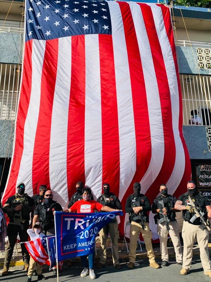 La senadora Nayda Venegas posa con varios miembros de la Policía de Puerto Rico quienes brindaron seguridad en el evento.