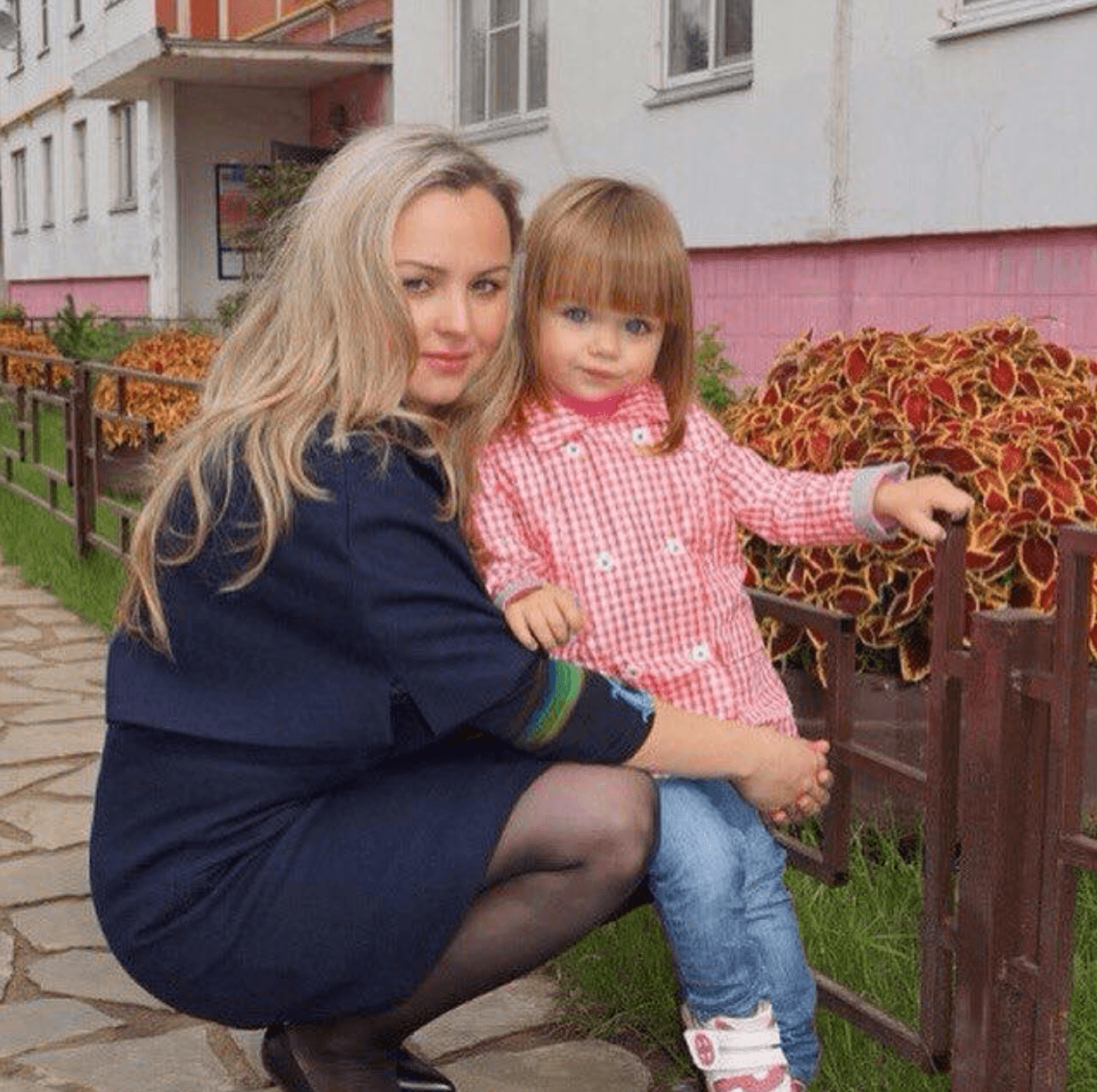 Estos son algunos de los mensajes que le han enviado por redes sociales a la mamá de Anna: "estás invitando a depredadores online a ver su vida". "Piensa bien lo que estás haciendo. En estos días y a su edad debemos proteger a nuestros niños". "¿No te importan las consecuencias? Es una niña. Pienso que no deberías publicitar a tu hija, el mundo es muy cruel. El dinero no es excusa, es mi opinión".