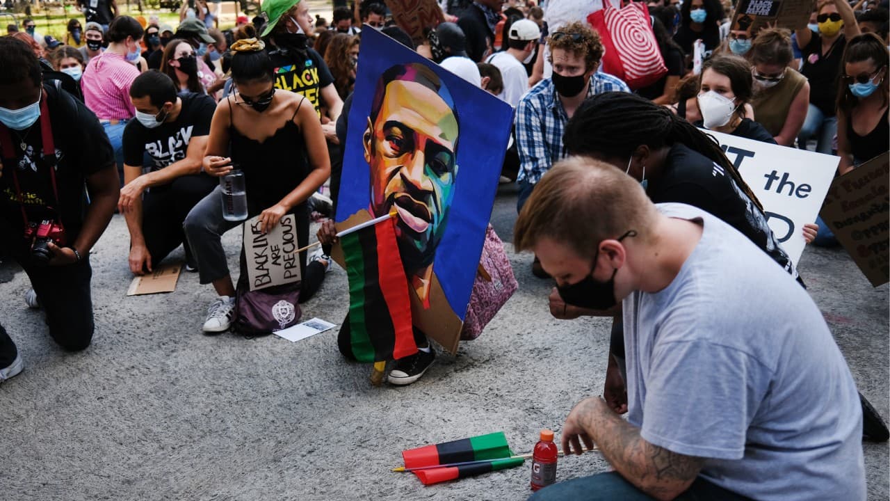 Miles de personas protestaron en las calles de la Ciudad de Nueva York contra la brutalidad policiaca en medio de la conmemoración del fin de la esclavitud en Estados Unidos.