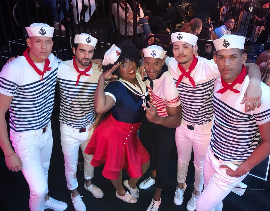 ChikyBombom estuvo rodeada de puro galán.