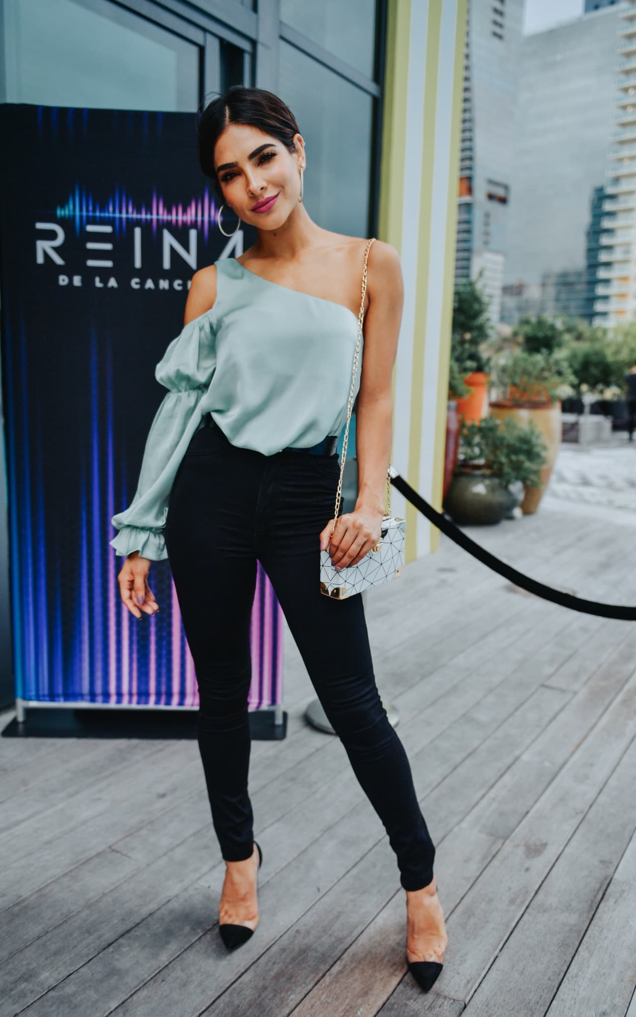 Reina de la Canción inició y para celebrarlo se llevó a cabo una Viewing Party en la que no podía faltar su conductora, Alejandra Espinoza, así como muchos invitados de la casa Univision, para ver juntos la primera emisión de este reality.