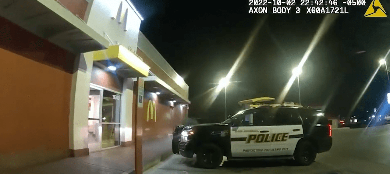 <b><a href="https://www.univision.com/local/san-antonio-kwex/policia-dispara-eric-cantu-san-antonio" target="_blank">Eric Cantú</a></b>, un adolescente de 17 años, fue baleado por
<b>James Brennand</b>, ahora un exoficial de la Policía de San Antonio.