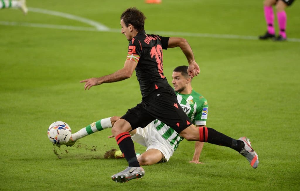 David Silva da pase profundo pero Portu se encuentra fuera de juego.