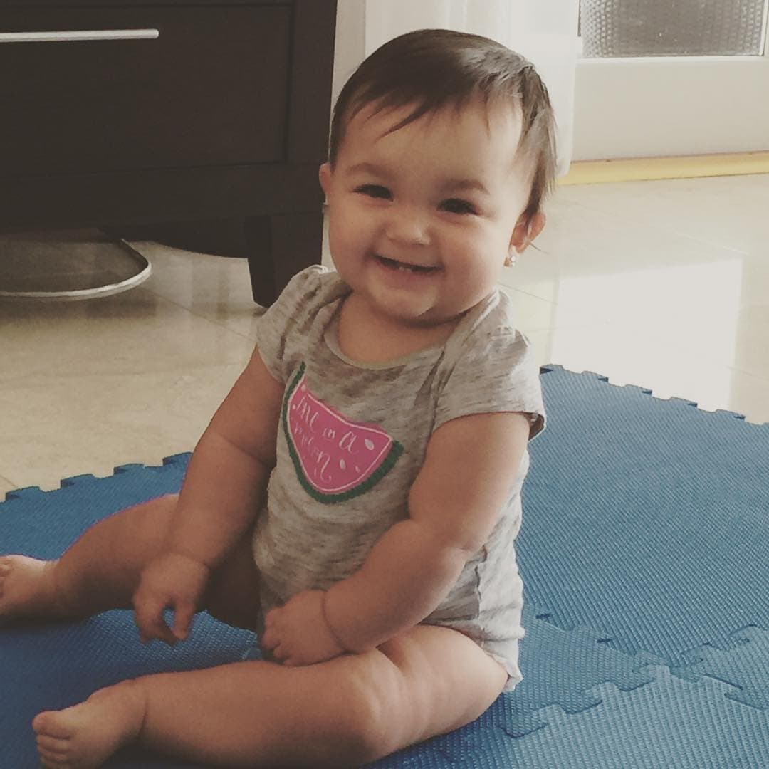 Sofía Andrea nos derritió con esta encantadora sonrisa en una foto compartida con por su mami, Barbara Bermudo.