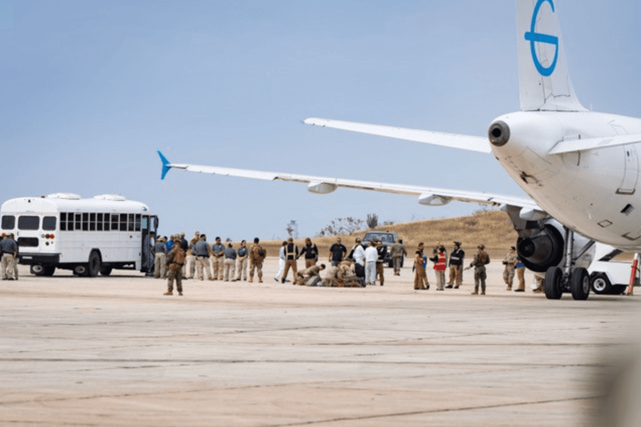 Más de 170 migrantes venezolanos son repatriados desde Guantánamo, con escala en Honduras