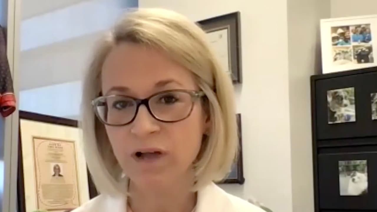 "En niños menores de 12 años podemos utilizar este medicamento, pero bajo la autorización de uso de emergencia de la FDA, requiere que tengamos una conversación con los padres, evaluando al paciente, asegurando que cumple con el criterio para tratar este medicamento", explicó la
<a href="https://www.texaschildrens.org/find-a-doctor/amy-sharon-arrington-md-phd" target="_blank">Dra. Amy Arrington,</a> del Texas Children's Hospital ICU.