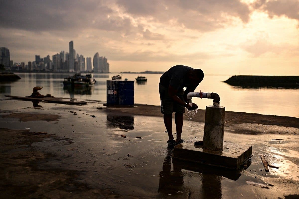 Un pescador se lava en la terminal pesquera de la Ciudad de Panamá en la madrugada del 24 de septiembre de 2026. Los pescadores artesanales del Pacífico oriental, desde las costas de Ecuador y Perú hasta las de Panamá y Guatemala, sufren el impacto del calentamiento de los océanos provocado por el fenómeno de El Niño, que obliga a varias especies a migrar a aguas más profundas y deja las redes medio vacías y a las comunidades costeras en crisis.