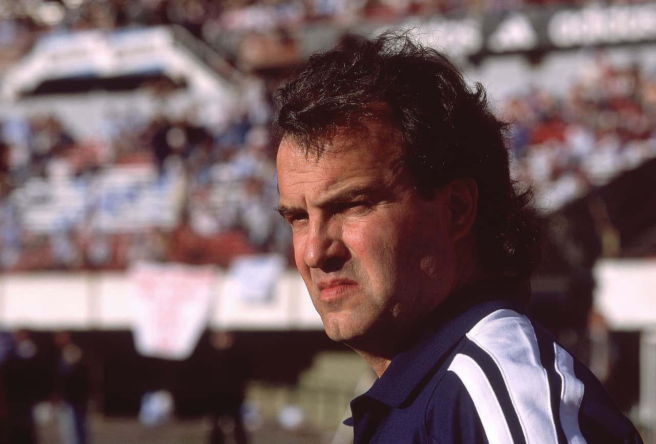 En 1999 arribó al predio de Ezeiza (centro de concentración de Argentina), Marcelo 'El Loco' Bielsa, cuyas ideas vanguardistas revolucionaron el mundo del fútbol.