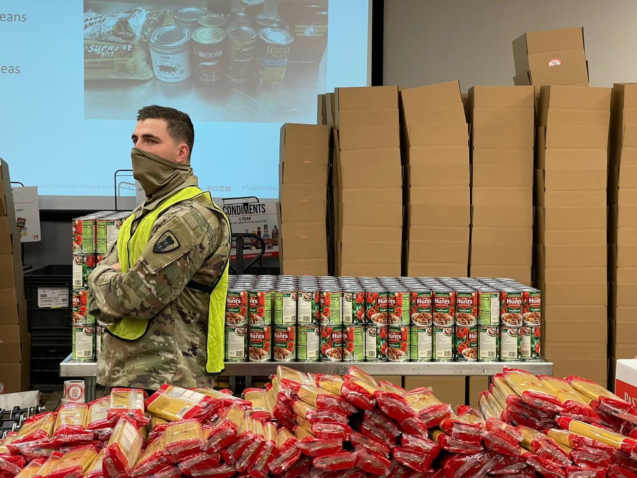 Se darán productos básicos y la distribución será por auto servicio
