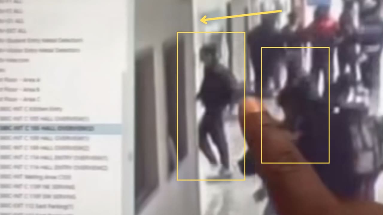 Ambos jóvenes cruzan el pasillo y
<b>salen del encuadre de la cámara de seguridad.</b>