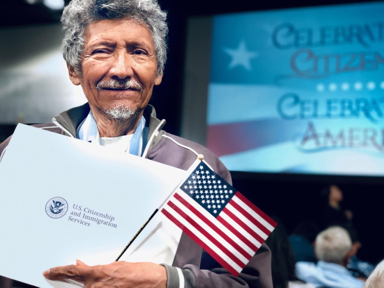 "Fue bastante difícil porque no sé leer ni escribir": es analfabeto y vive en su auto, pero logró hacerse ciudadano