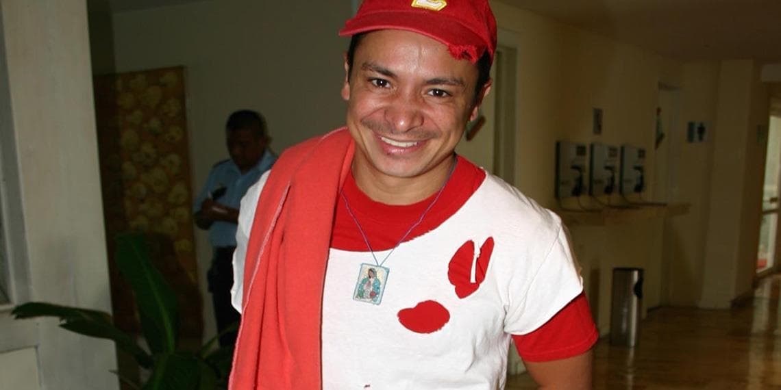 El comediante Evelio Arias Ramos, mejor conocido por su personaje Evelio con V chica, falleció el 4 de noviembre de 2008 debido a complicaciones causadas por una baja en la presión arterial que le originó un paro respiratorio.