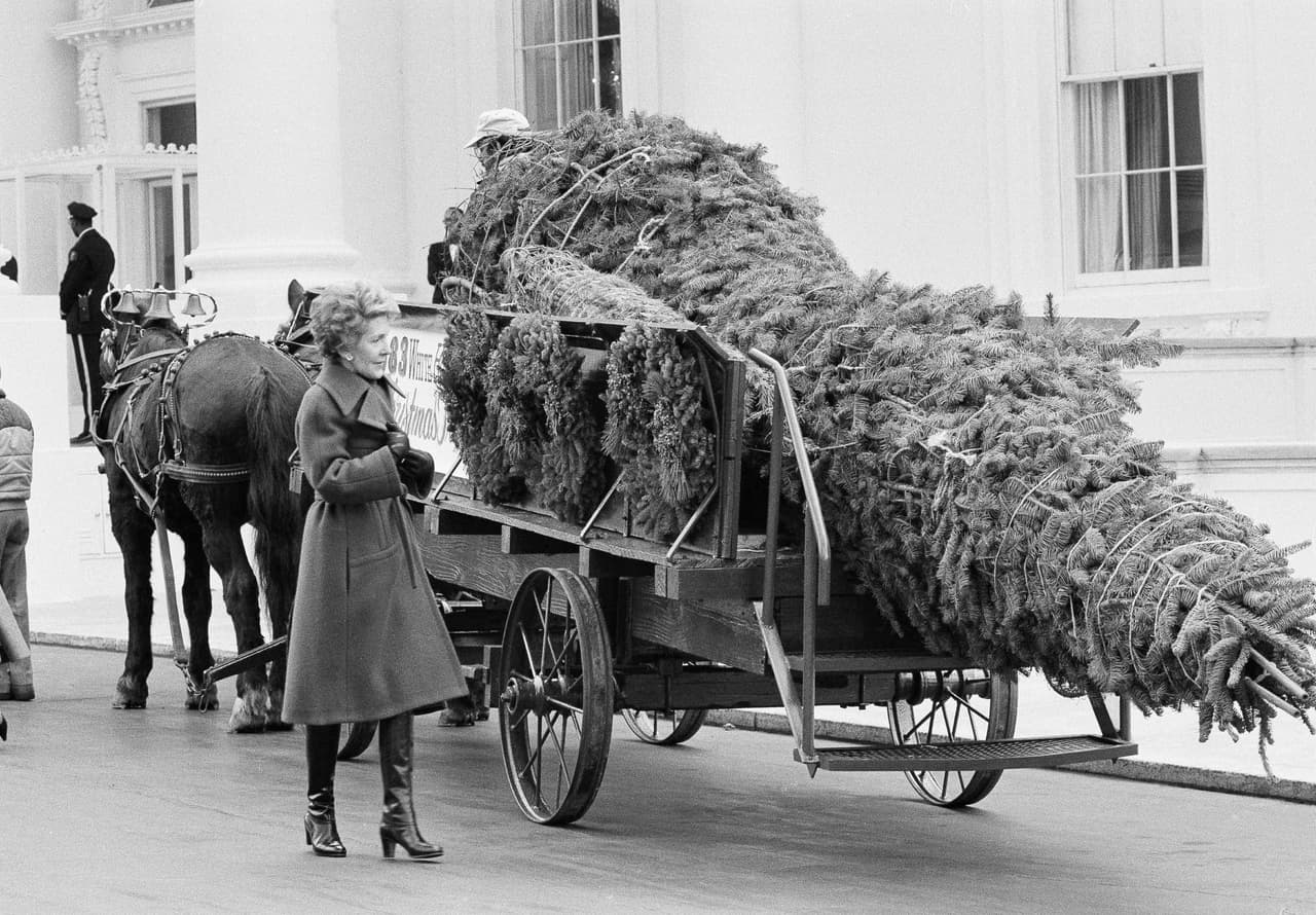 Esta fotografía de archivo muestra a la primera dama Nancy Reagan cuando recibió el árbol de navidad en 1983.
<br>
<br>La llegada en carruaje es un evento que se repite cada año desde 1966, sin embargo, la tradición se remonta a 1889. Ese año el presidente Benjamin Harrison colocó el primer árbol navideño en el Salón Amarillo y fue decorado con velas, según la Asociación Histórica de la Casa Blanca.