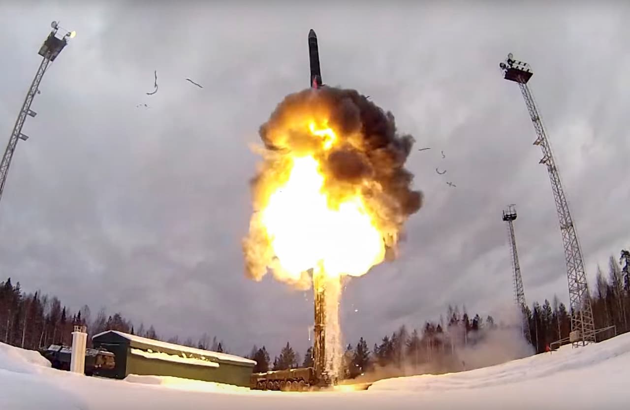 Esta imagen distribuida por el Ministerio de Defensa de Rusia muestra el lanzamiento de un misil balístico intercontinental 'Yar', parte de las maniobras de las fuerzas nucleares realizada el 19 de febrero de 2022.